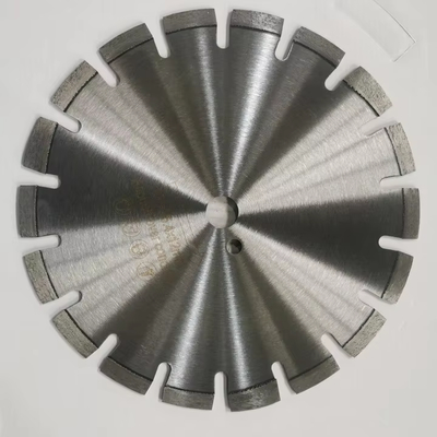 spessore in bianco concreto tenuto in mano della lama di taglio della scanalatura di 300mm 2.0mm