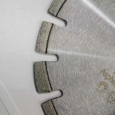spessore in bianco concreto tenuto in mano della lama di taglio della scanalatura di 300mm 2.0mm